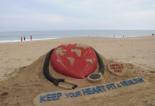 Manas Sahoo’s Sandy Message draws huge crowd on Puri Beach