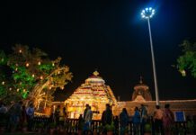 Devotees make beeline to Shiv Temples on Maha Shiv Ratri