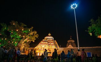 Devotees make beeline to Shiv Temples on Maha Shiv Ratri