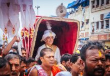 Puri King Gajapati Maharaj Performs Chhera Panhara on 3 Chariots