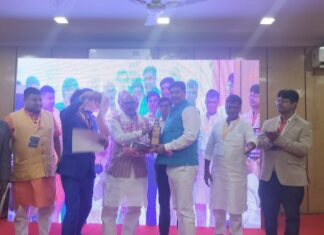 झारखंड विधानसभा स्पीकर रविन्द्रनाथ महतो ने युवा व्यवसायी अरुण सिन्हा को किया सम्मानित