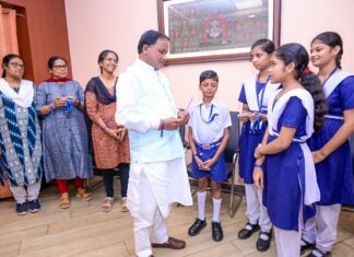 School Students Campaigning against Corruption TIE Integrity Band on CM Mohan Charan Majhi thanking him for action against Corruption