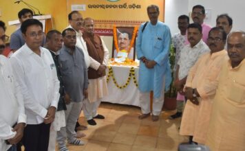 ପଣ୍ଡିତ ଦୀନଦୟାଲଜୀଙ୍କ ୫୭ତମ ପୂଣ୍ୟତିଥି ତଥା ସମର୍ପଣ ଦିବସ , ଆର୍ଥିକ ଅନଗ୍ରସର ବ୍ୟକ୍ତିର ସର୍ବାଙ୍ଗୀନ ବିକାଶ ପାଇଁ କାର୍ଯ୍ୟକରୁଥିଲେ ପଣ୍ଡିତ ଦୀନଦୟାଲ: ମନମୋହନ ସାମଲ