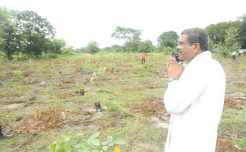 ତାଳଚେରରେ “ଏକ୍ ପେଡ୍ ମା’ କେ ନାମ ୨.୦” ଅଭିଯାନ ଶୁଭାରମ୍ଭ କଲେ କେନ୍ଦ୍ରମନ୍ତ୍ରୀ, ଅନୁଗୋଳରେ ଆଗାମୀ ୧୦ ବର୍ଷ ପର୍ଯ୍ୟନ୍ତ ବାର୍ଷିକ ୧୦ ଲକ୍ଷ ଗଛ ଲଗାଇବା – ଧର୍ମେନ୍ଦ୍ର ପ୍ରଧାନ