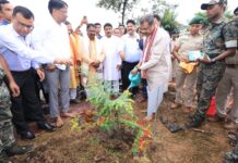 ଦେବଗଡ଼ରେ “ଏକ୍ ପେଡ୍ ମା’ କେ ନାମ ୨.୦” ଅଭିଯାନରେ ଗଛ ଲଗାଇଲେ କେନ୍ଦ୍ରମନ୍ତ୍ରୀ -ଦେବଗଡ଼ ଜିଲ୍ଲାରେ ଜଙ୍ଗଲ ପ୍ରତିଶତ ୨୩ ରୁ ୩୫% କୁ ବୃଦ୍ଧି କରିବା- ଧର୍ମେନ୍ଦ୍ର ପ୍ରଧାନ