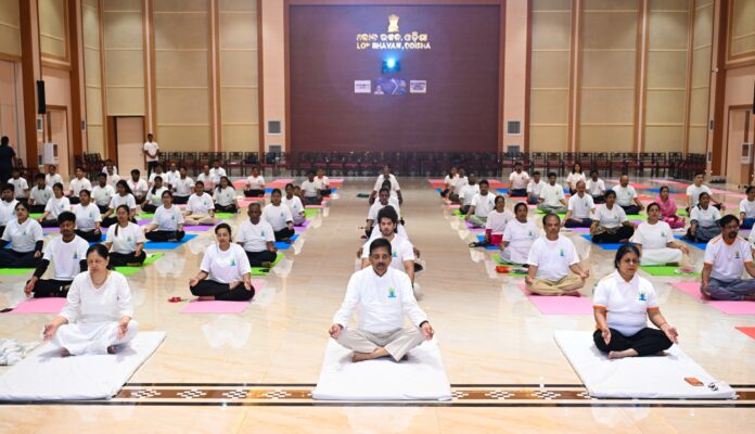 International Yoga Day was celebrated at Lok Bhawan on Sunday. On this occasion, the Honorable Governor of Odisha Dr. Hari Babu Kambhampati and the Honorable First Lady of the state Dr. Jayashree Kambhampati joined in a special program organized at New Abhishek Hall and practiced yoga. This year, the theme of Yoga Day was “Yoga for Healthy Aging”.