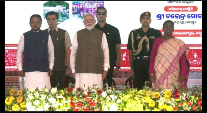 In a major announcement, Prime Minister Modi stated that Pahadpur village will be developed as a Solar Village, ensuring solar power generation in every household. Drawing a parallel with Odisha's iconic Sun Temple at Konark