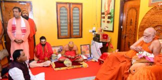Chief Minister Mohan Charan Majhi meets Jagadguru Shankaracharya Swami Shri Nischalananda Saraswati