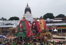 Three Chariots at the Lion’s Gate, Nandighosh Rath Bhoi Sevak, Maharana Sevak and the police force started pulling the chariot at 1.40 pm and reached the designated place at 2.15 pm at Singh Dwar