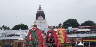 Three Chariots at the Lion’s Gate, Nandighosh Rath Bhoi Sevak, Maharana Sevak and the police force started pulling the chariot at 1.40 pm and reached the designated place at 2.15 pm at Singh Dwar