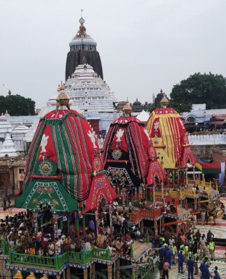 Three Chariots at the Lion’s Gate, Nandighosh Rath Bhoi Sevak, Maharana Sevak and the police force started pulling the chariot at 1.40 pm and reached the designated place at 2.15 pm at Singh Dwar