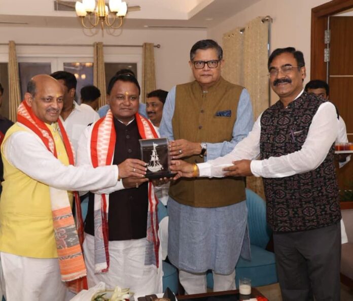 At a special function held in New Delhi, BJP National Vice President and MP Baijayant Jay Panda, State President and Rajya Sabha MP Manmohan Samal and Kandhamal MP Sukant Panigrahi were among those felicitated CM Majhi.