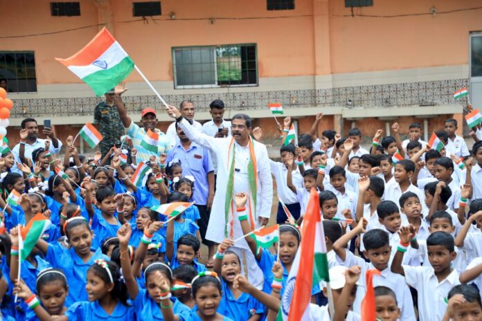 Photo School Students and Tiranga Yatra (5)