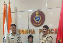Rs 6.55 lakh contributed by the IPS Officers handed over to Smt Urmila Martha, wife of Late Home Guard Pradeep Kumar Martha