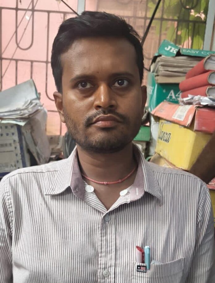 Prasanna Kumar Sahani, Junior Revenue Assitant( JRA) of the Office of Sub-Collector, Jajpur has been apprehended by Odisha Vigilance while demanding and taking a bribe of bribe Rs.40,000