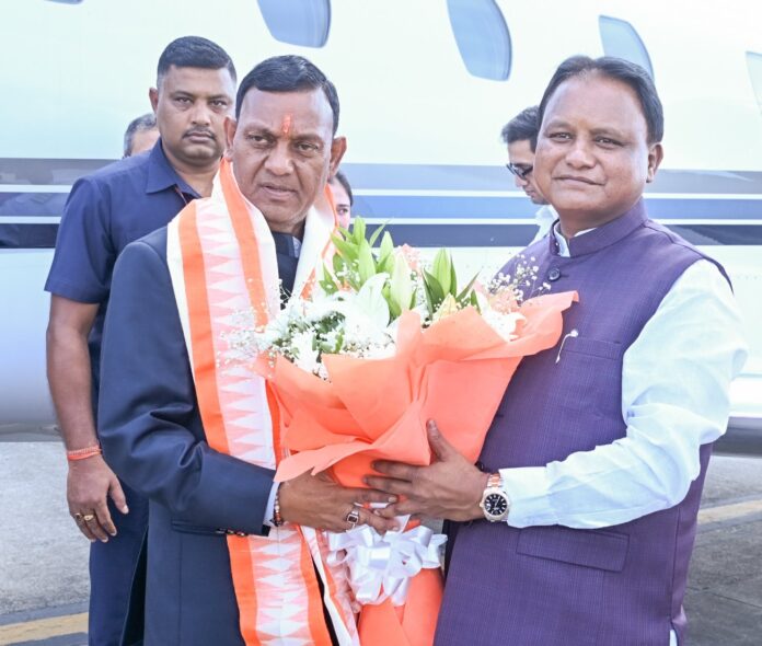 Chief Minister Shri Mohan Charan Majhi is welcoming Odisha Governor (designate) Shri Brajmohan Ram at the Biju Patnaik International Airport.