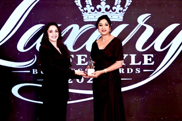 Noted Entrepreneur Itishree Rath Is Receiving Prestigious Business Woman Of The Year Award From Bollywood Actress Kiara Advani In Mumbai