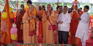 Paramhansa Swami Niranjanananda Saraswati pays tribute at Shodashi Puja of Swami Swarupananda Saraswati in Bhubaneswar